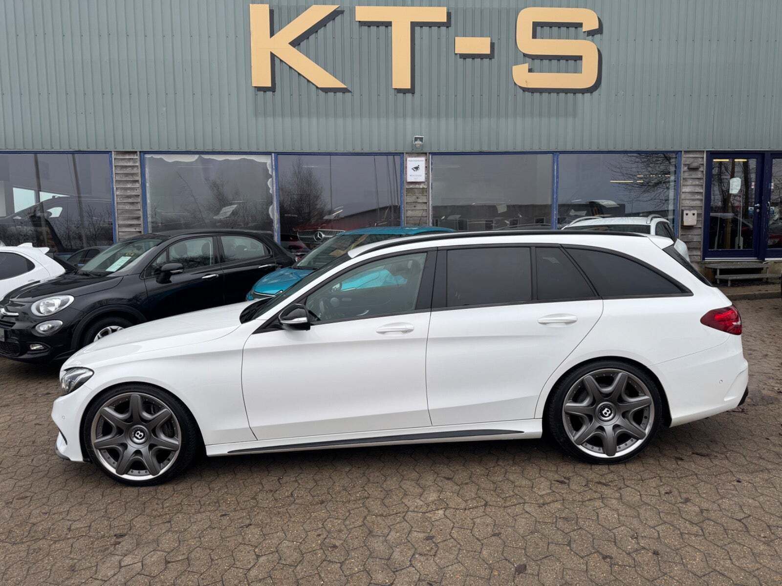 Hvid Mercedes C400 fra 2016