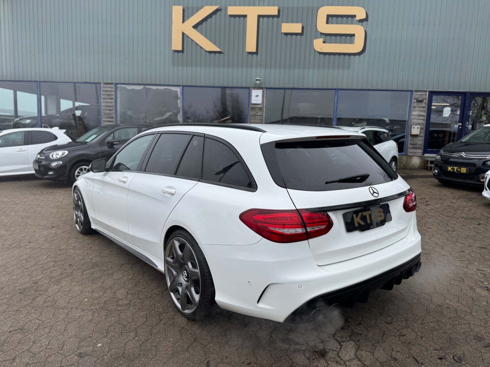 Hvid Mercedes C400 fra 2016