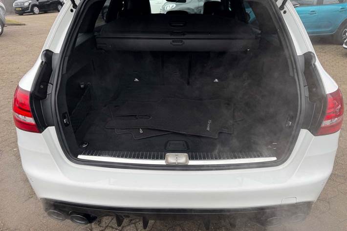 Hvid Mercedes C400 fra 2016