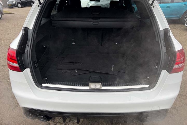 Hvid Mercedes C400 fra 2016