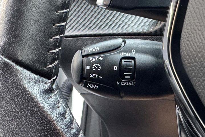 Hvid Peugeot 208 fra 2021