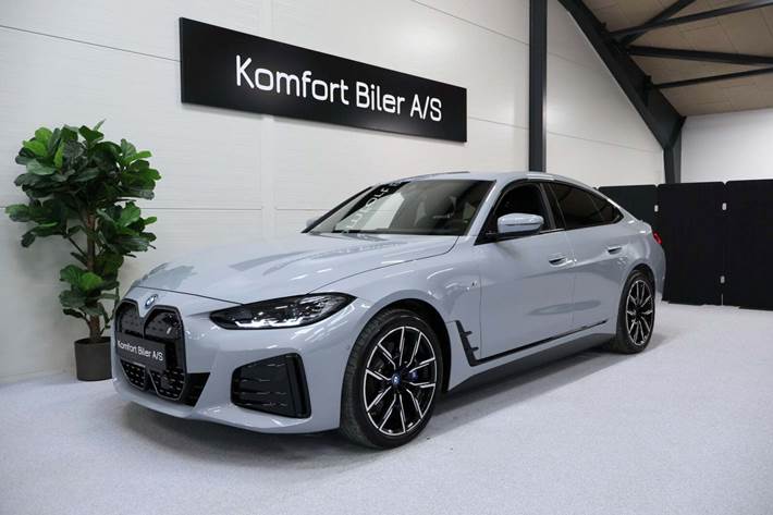 Grå BMW i4 fra 2024 set udefra