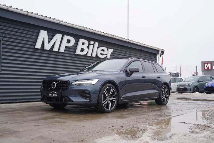 Blå Volvo V60 fra 2022 set udefra