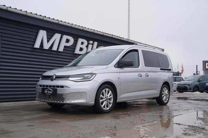 Sølv VW Caddy Maxi fra 2023 set udefra