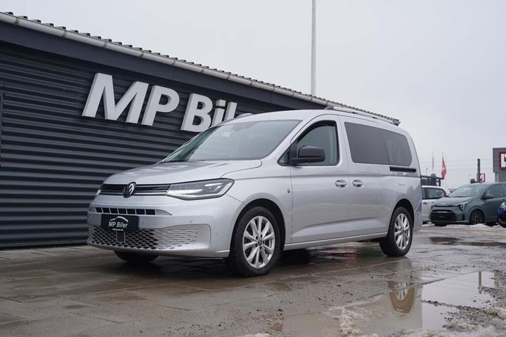 Sølv VW Caddy Maxi fra 2023 set udefra