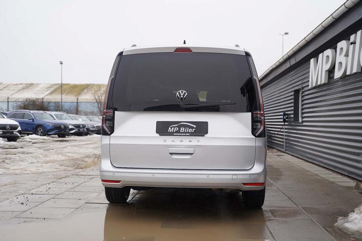 Sølv VW Caddy Maxi fra 2023 set udefra