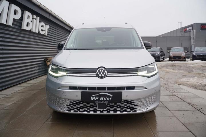 Sølv VW Caddy Maxi fra 2023 set udefra