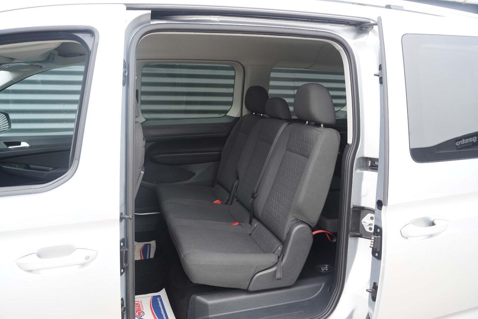 Sølv VW Caddy Maxi fra 2023 set indefra