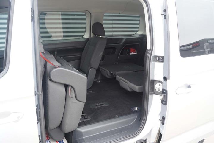 Sølv VW Caddy Maxi fra 2023 set indefra