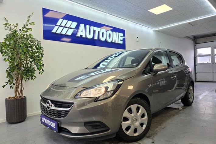 Beige Opel Corsa fra 2015 set udefra