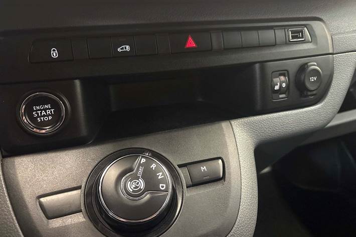 Hvid Opel Vivaro fra 2022