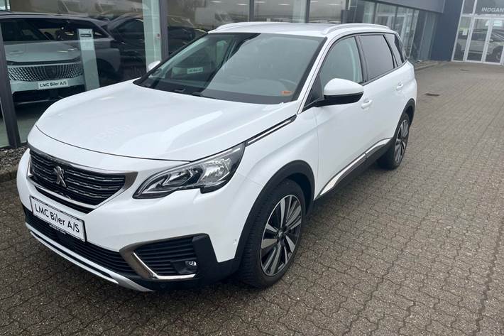 Hvid Peugeot 5008 fra 2019 set udefra