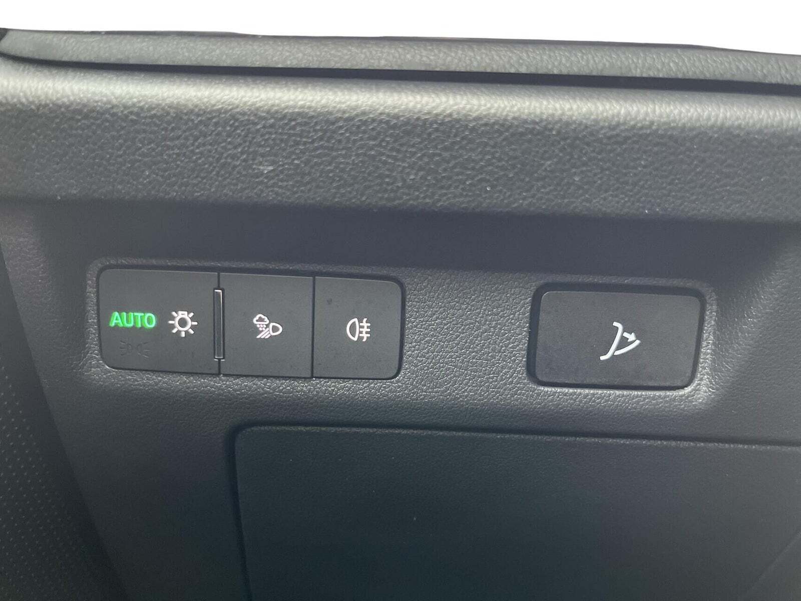 Hvid Skoda Enyaq fra 2023