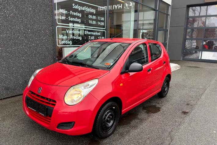 Rød Suzuki Alto fra 2014 set udefra