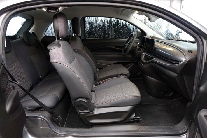 Grå Fiat 500e fra 2022