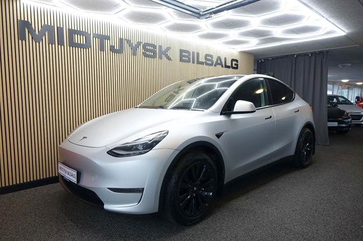 Sølv Tesla Model Y fra 2023