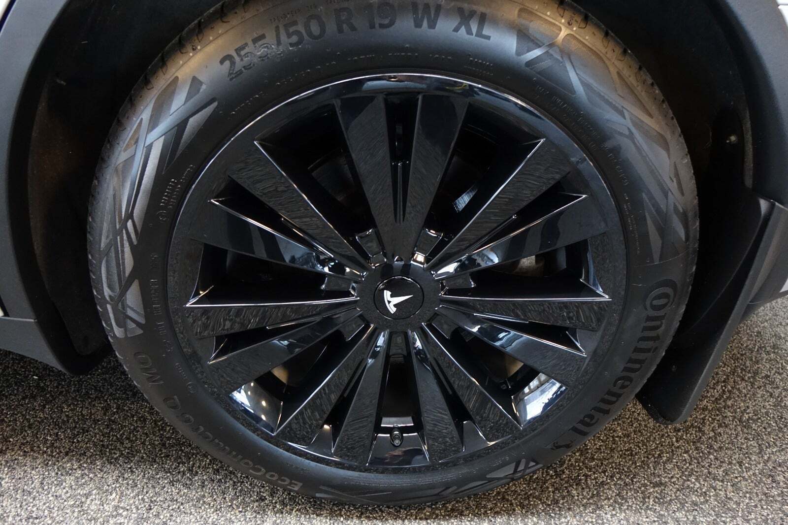 Sølv Tesla Model Y fra 2023