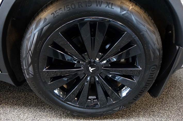 Sølv Tesla Model Y fra 2023