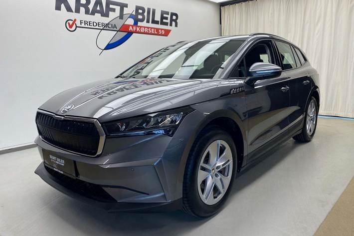 Grå Skoda Enyaq fra 2023 set udefra