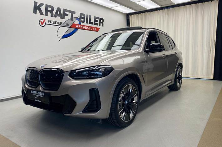 Orange BMW iX3 fra 2023 set udefra