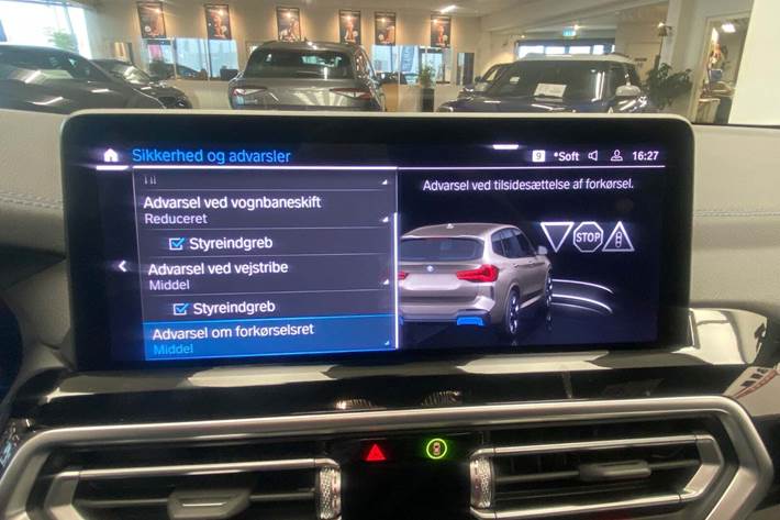 Orange BMW iX3 fra 2023