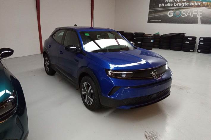 Blå Opel Mokka-e fra 2025