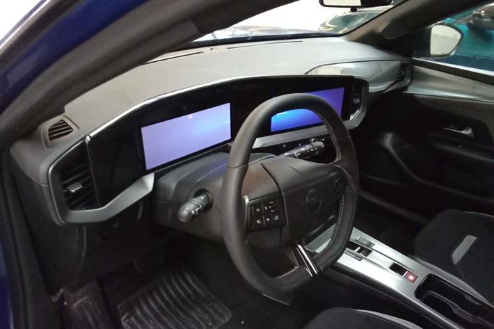 Blå Opel Mokka-e fra 2025