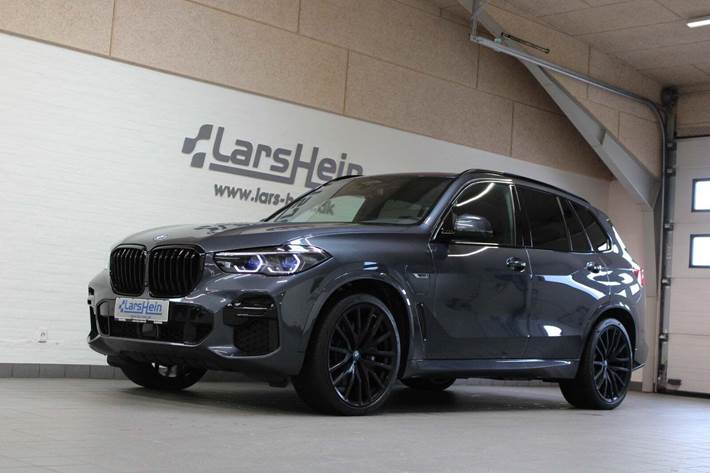 Grå BMW X5 fra 2022 set udefra