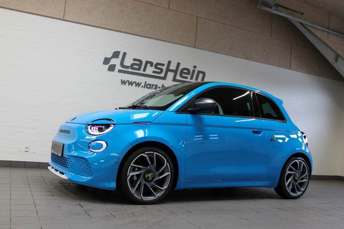 Blå Abarth 500e fra 2025