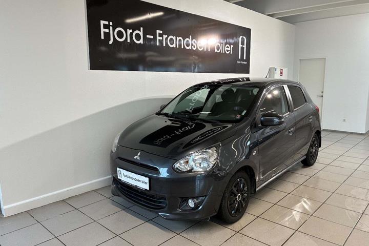 Sort Mitsubishi Space Star fra 2015 set udefra