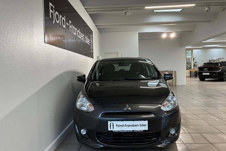 Sort Mitsubishi Space Star fra 2015 set udefra