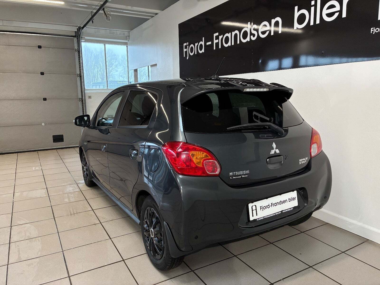 Sort Mitsubishi Space Star fra 2015