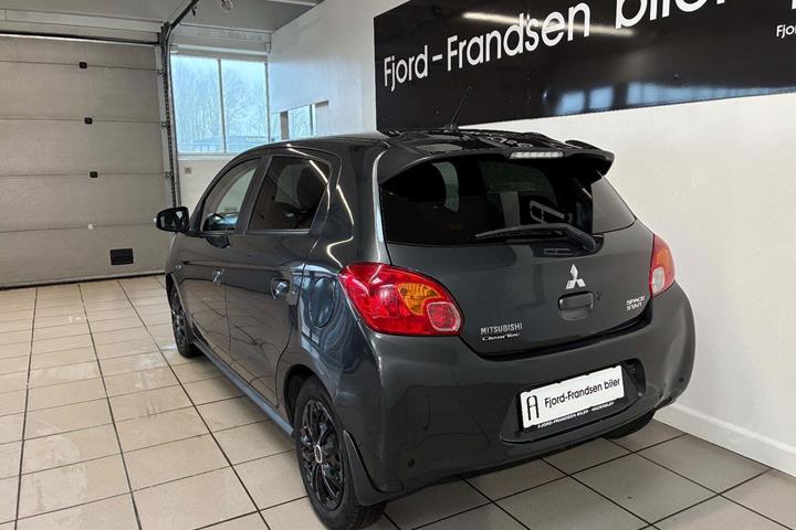 Sort Mitsubishi Space Star fra 2015