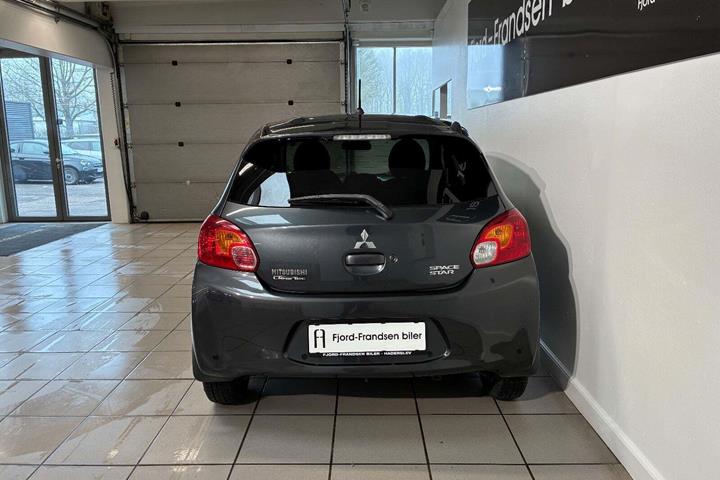 Sort Mitsubishi Space Star fra 2015 set udefra