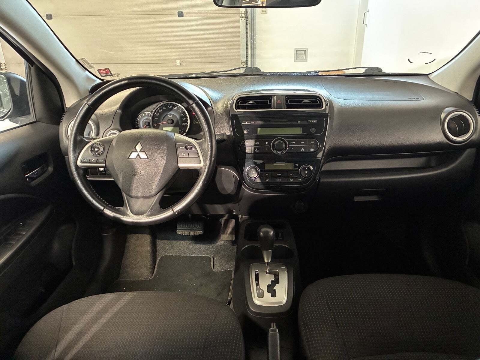 Sort Mitsubishi Space Star fra 2015 set indefra