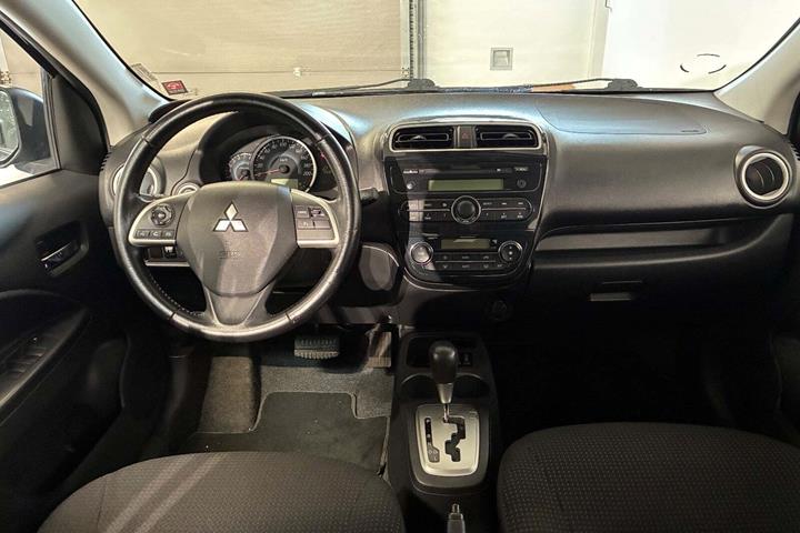 Sort Mitsubishi Space Star fra 2015 set indefra
