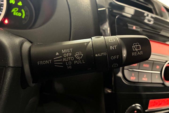 Sort Mitsubishi Space Star fra 2015 set indefra
