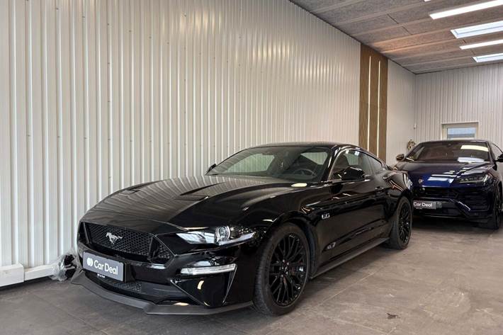 Sort Ford Mustang fra 2018