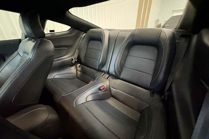 Sort Ford Mustang fra 2018