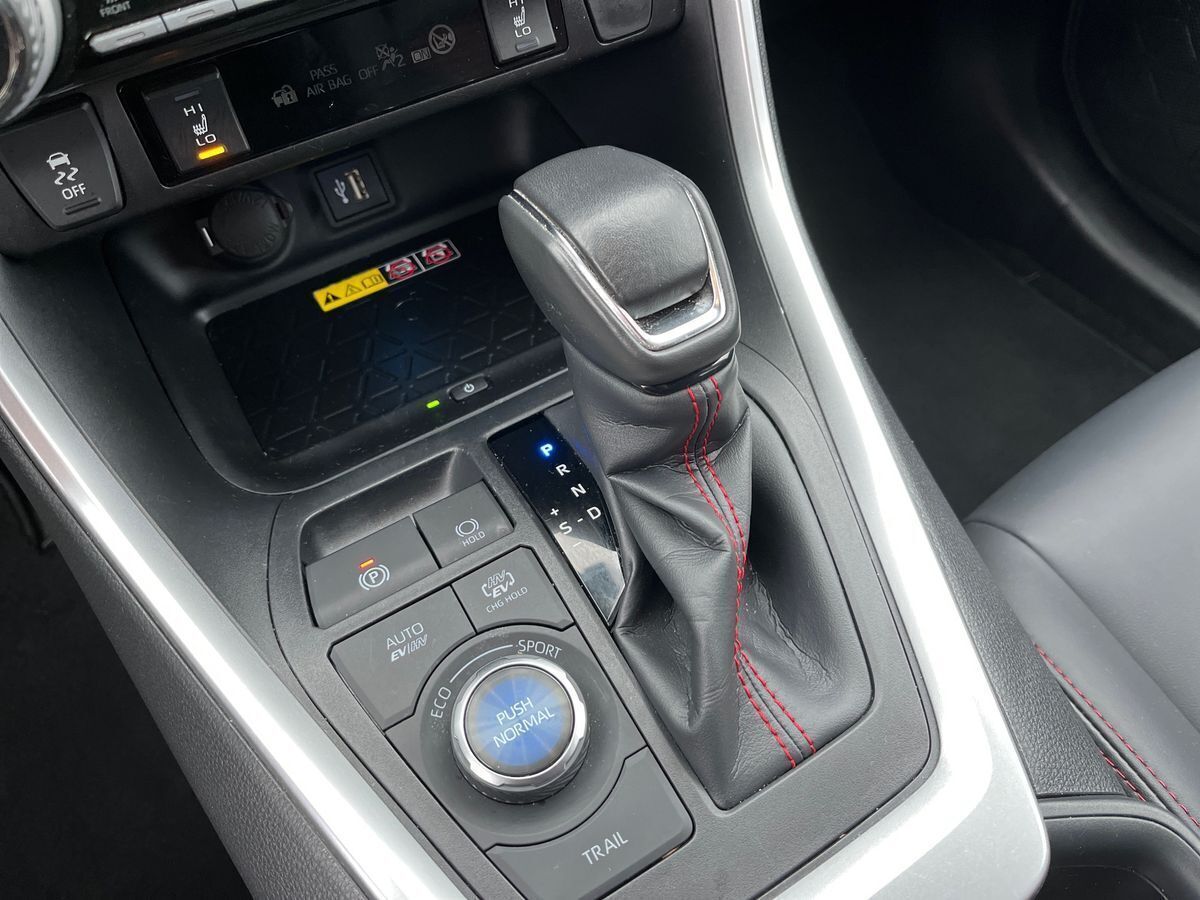 Blå Toyota RAV4 Plug-in fra 2023