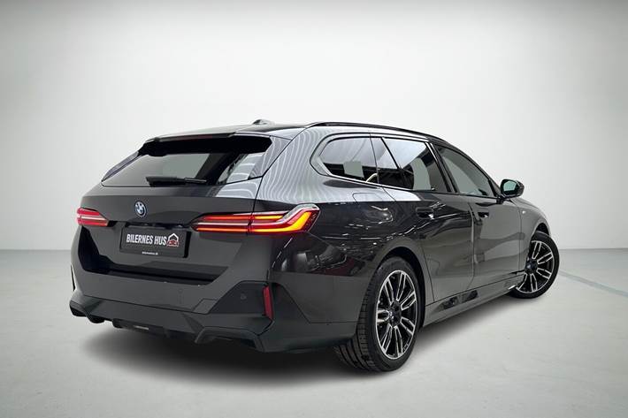 Grå BMW i5 fra 2024