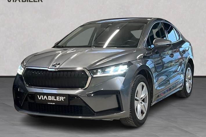 Grå Skoda Enyaq fra 2023 set udefra