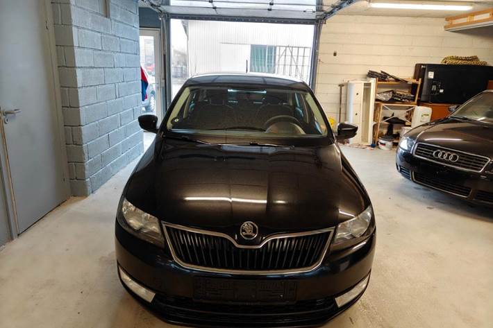 Gul Skoda Rapid fra 2016