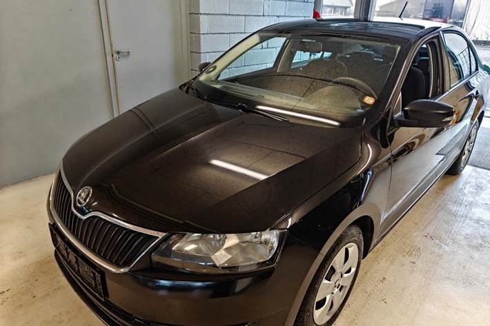 Gul Skoda Rapid fra 2016