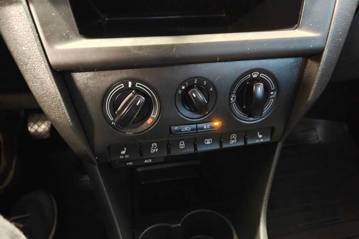 Gul Skoda Rapid fra 2016