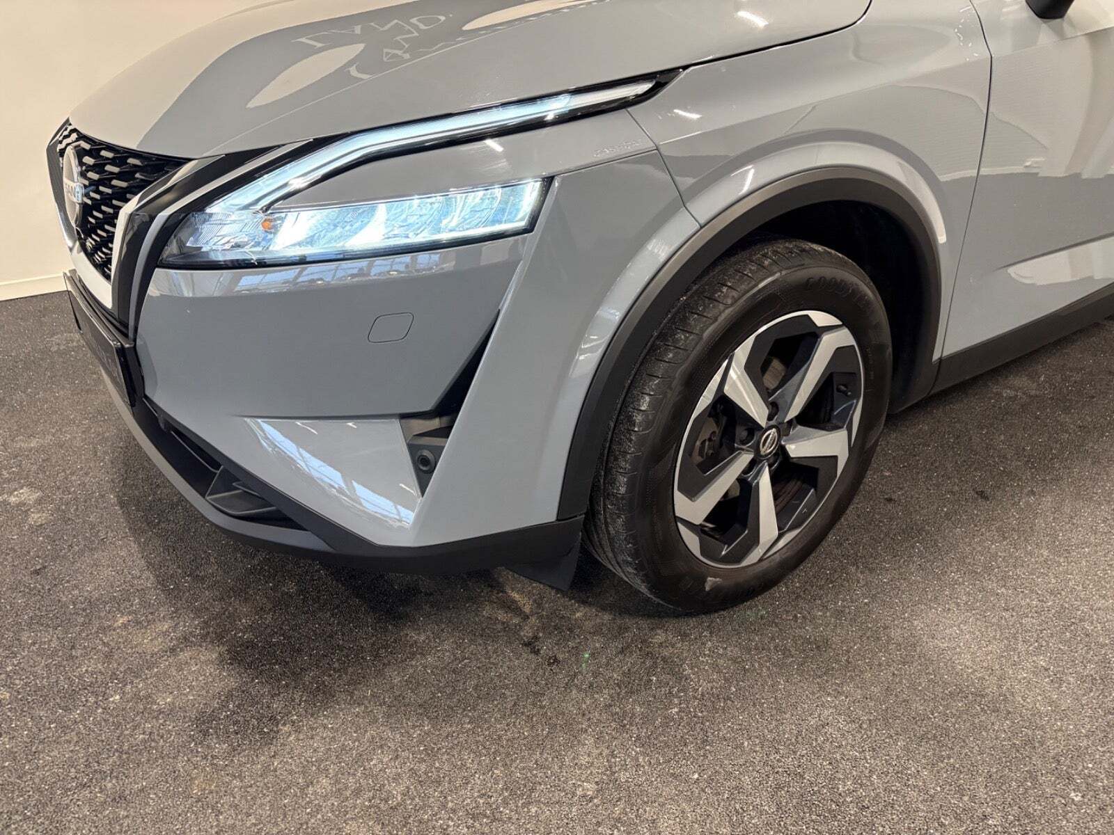 Grå Nissan Qashqai fra 2022