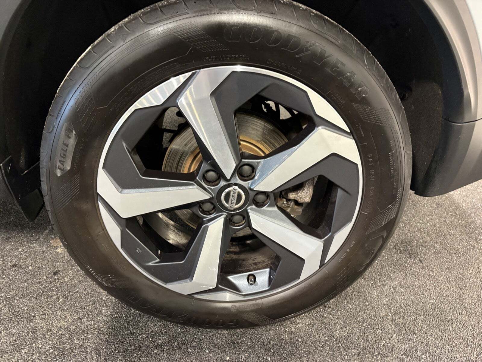 Grå Nissan Qashqai fra 2022