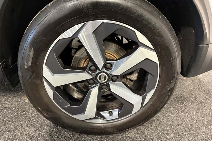 Grå Nissan Qashqai fra 2022