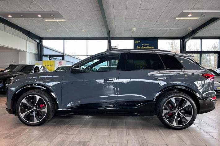 Grå Audi Q6 e-tron fra 2024