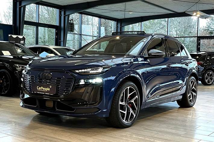 Blå Audi SQ6 e-tron fra 2024 set udefra
